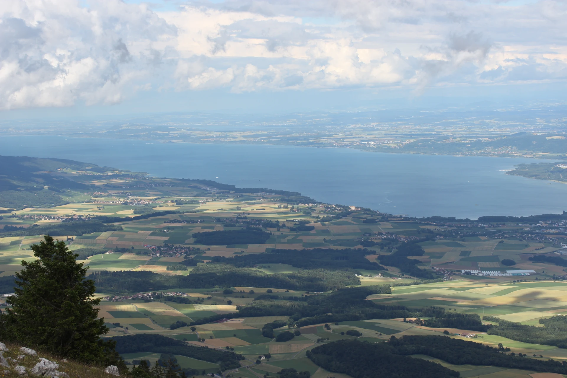 Le lac de Neuchâtel et les champs du Nord vaudois, photographiés depuis le Suchet