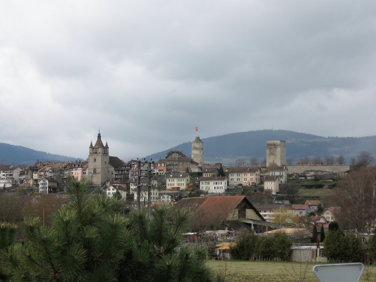 Vue de la vieille ville d’Orbe et des tours du château, dans le Nord vaudois